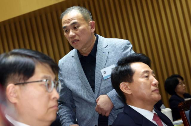 ▲정치 브로커 명태균 씨가 23일 서울 중구 서울시청에서 열린 2025년 국회 행정안전위원회 국정감사에 증인으로 출석해 질의 답변을 마치고 자리로 향하고 있다. 아래는 오세훈 서울시장. ⓒ연합뉴스