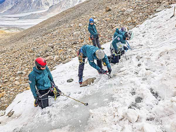 아이스스크루 박는 법을 익히고 있는 대원들.