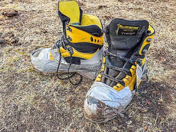 혹독한 첫날 훈련에 장렬히 전사한 빙벽화. 지호 대원이 덕테이프로 응급처치를 해주었다.