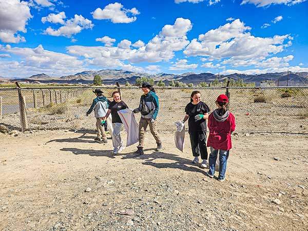 문화교류 활동의 일환으로 오스판씨 집 근처에 있는 강가에서 현지 아이들과 플로깅을 했다.