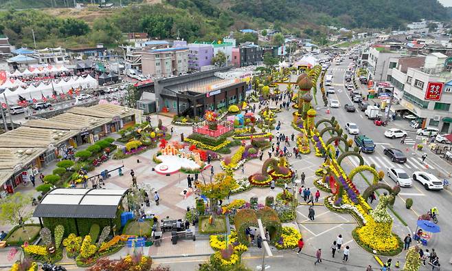 충남 예산군이 국화, 국밥, 국수를 콘텐츠로 매년 가을에 개최하는 예산장터 삼국축제 모습. 예산군 제공