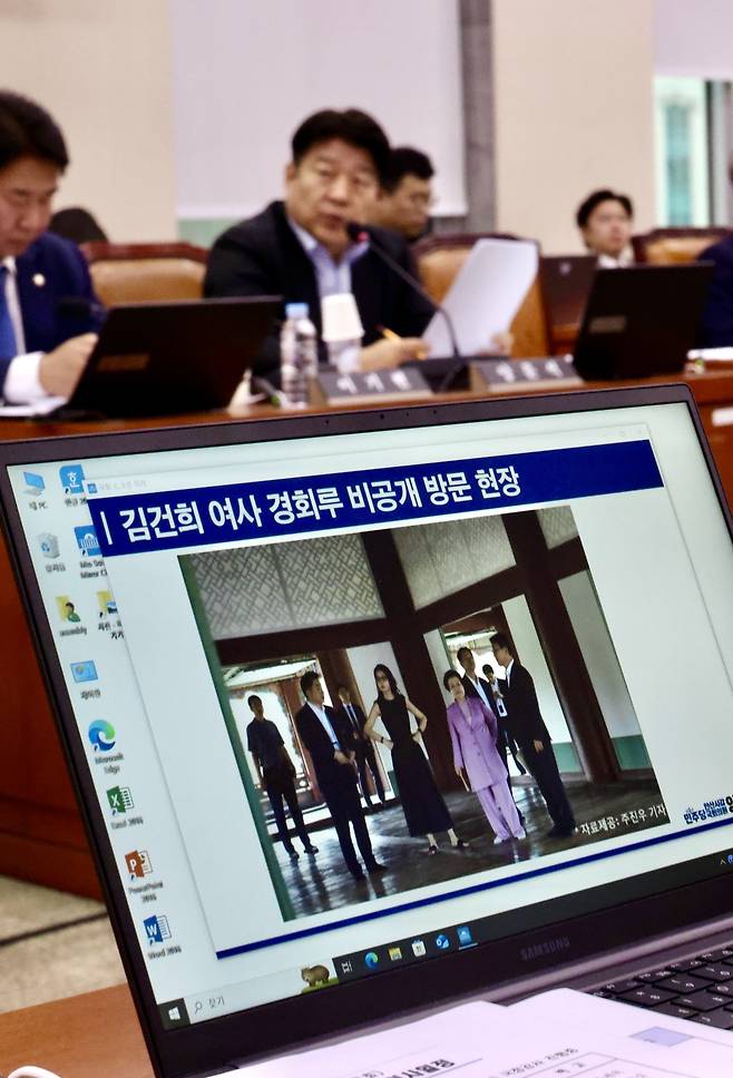 양문석 더불어민주당 의원이 22일 오전 서울 여의도 국회 문화체육관광위원회에서 열린 국립중앙박물관 등에 대한 국정감사에서 정용석 국립박물관문화재단 사장에게 김건희 씨의 경복궁 근정전 용상 착석 의혹에 대해 질의하고 있다. 뉴시스