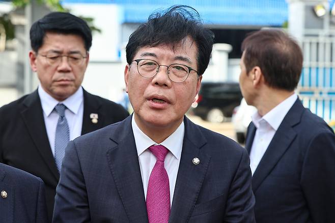 송언석 국민의힘 원내대표가 22일(현지시간) 캄보디아 프놈펜 외곽 온라인스캠범죄로 단속된 건물에 현장방문해 발언을 하고 있다. 뉴스1