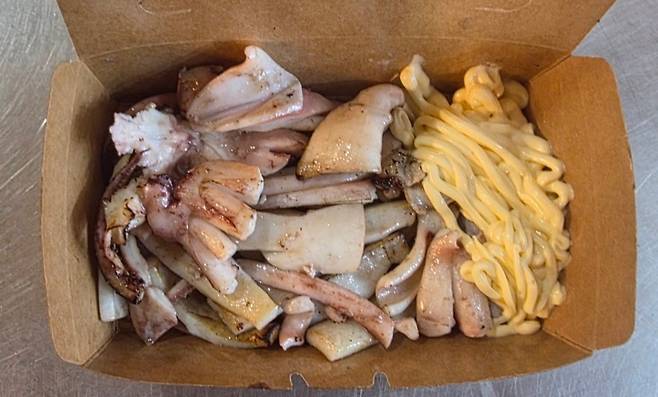 제주 서귀포시 매일올래시장 상인회가 제공한 1만 5000원짜리 철판오징어 정량을 찍은 사진.한 네티즌이 “바가지를 썼다”며 온라인 커뮤니티에 올린 사진. 상인회 제공