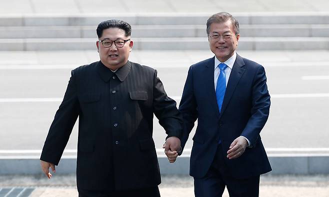지난 2018년 4월 27일 문재인 대통령과 북한 김정은 국무위원장이 판문점 군사분계선 북측으로 넘어갔다가 다시 남측으로 넘어오고 있다. 연합뉴스