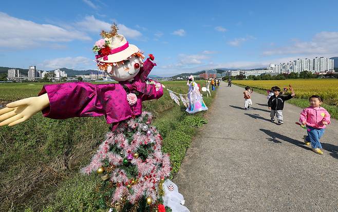 들녘에 서&nbsp;있는 허수아비. 뉴시스