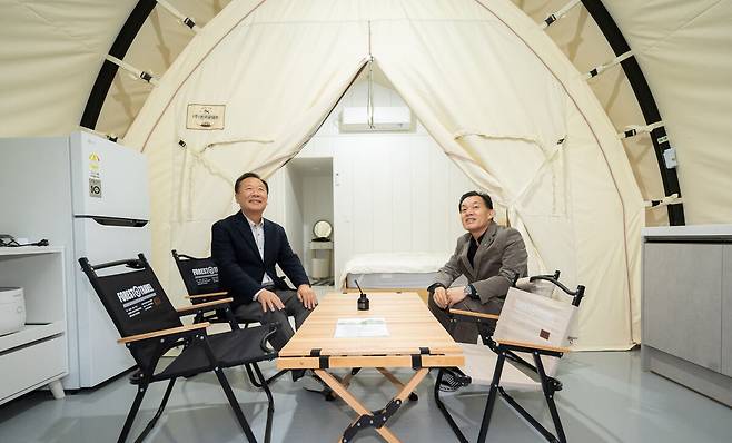 22일 경북 봉화군&nbsp;명호면의 ‘청량산 수원캠핑장’&nbsp;개장식에서 이재준 수원시장(오른쪽)과 박현국 봉화군수가 텐트 안에서&nbsp;담소하고 있다. 수원시 제공