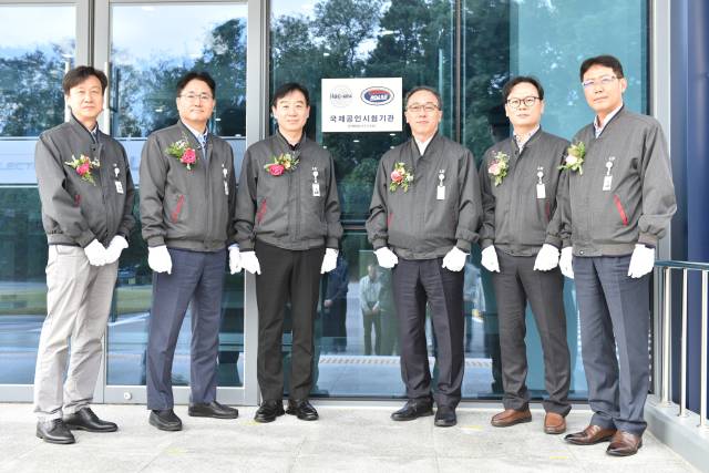 22일 개최된 LS일렉트릭 ‘R-센터’가 현판식에서 서장철(왼쪽 두 번째부터) 전력개발본부 최고기술책임자(CTO) 상무, 오재석 생산·R&D 총괄 최고운영책임자(COO) 사장, 이상준 자동화 COO 전무 등 관계자들이 기념 촬영을 하고 있다. 사진 제공=LS일렉트릭