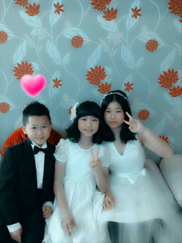 삼남매의 ‘귀염뽀짝’ 시절. 남동생 필관이는 누나들의 활약을 보면서 “나만 잘하면 되겠다”고 각오를 다진다고 한다.