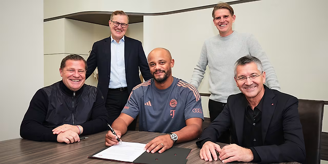 뱅상 콤파니 바이에른 뮌헨 감독(가운데)이 21일(한국시간) 구단과 2029년 6월까지 계약기간을 연장했다. 독일 매체들은 콤파니 감독의 연장계약이 팀에 연속성을 부여할 수 있다며 호평을 내렸다. 사진출처│바이에른 뮌헨 홈페이지