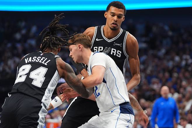 쿠퍼 플래그를 막아서는 빅터 웸반야마.    댈러스 | AP연합뉴스