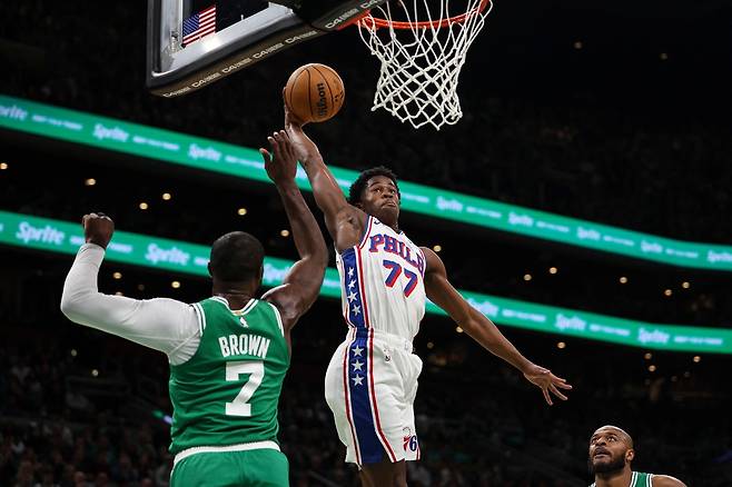 필라델피아의 VJ 에지콤이 23일 미국 매사추세츠주 보스턴의 TD 가든에서 열린 보스턴 셀틱스와 2025~2026 NBA 정규리그 경기에서 덩크슛을 시도하고 있다.   보스턴 | AFP연합뉴스