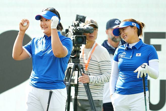 유해란(왼쪽)이 23일 경기도 고양시 뉴코리아CC에서 열린 미국여자프로골프(LPGA) 투어 국가대항전 한화 라이프플러스 인터내셔널 크라운 첫날 스웨덴과의 포볼매치에서 고진영과 짝을 이뤄 출발하기 전 파이팅을 외치고 있다. |LPGA 제공