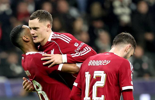 리버풀의 플로리안 비르츠(C)가 2025년 10월 22일 독일 프랑크푸르트 마인에서 열린 SG 아인트라흐트 프랑크푸르트와 경기에서 팀의 4번째 골을 어시스트한 후 팀 동료 코디 각포(L)와 함께 축하하고 있다. EPA연합뉴스