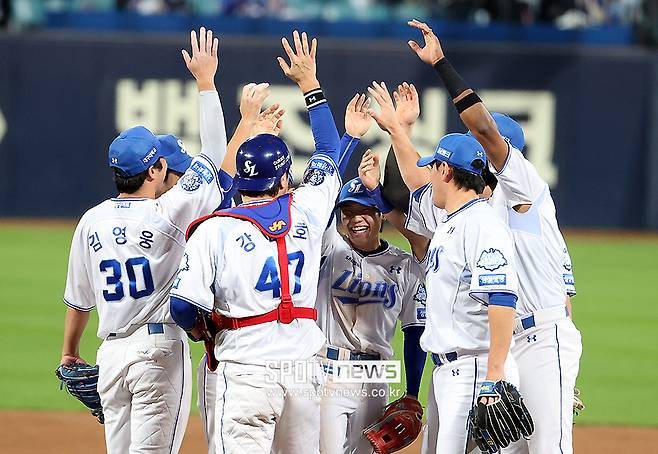 ▲ 플레이오프 4차전 대역전극으로 시리즈를 기어이 5차전으로 끌고 간 삼성 ⓒ곽혜미 기자