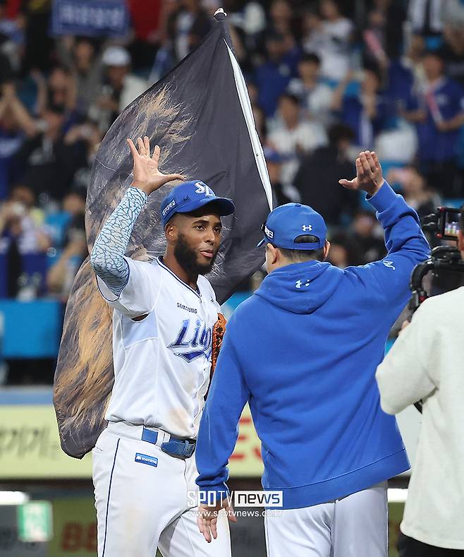 ▲ 왼쪽부터 르윈 디아즈, 박진만 감독 ⓒ곽혜미 기자