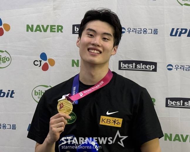 황선우가 지난 20일 부산 사직종합운동장 실내수영장에서 열린 제106회 전국체전 자유형 200m 우승 후 기뻐하고 있다. /사진=양정웅 기자