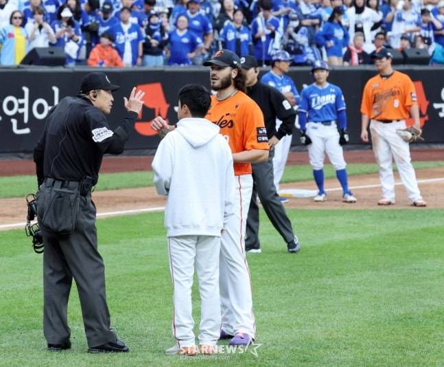 박기택 심판의 설명을 듣고 있는 폰세(가운데). /사진=강영조 선임기자
