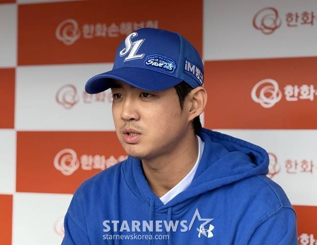 19일 경기를 앞두고 인터뷰를 하고 있는 구자욱. /사진=양정웅 기자