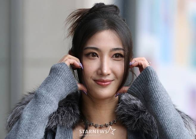 (서울=뉴스1) 권현진 기자 = 가수 겸 작곡가 이재가 라디오 '이은지의 가요광장' 출연을 위해 13일 오전 서울 영등포구 KBS 본관으로 들어서며 인사를 하고 있다.  이재는 네플릭스 애니메이션 '케이팝 데몬 헌터스'에서 '헌트릭스' 루미 역 보컬을 소화하며 인기를 끌고있다. 2025.10.13/뉴스1  Copyright (C) 뉴스1. All rights reserved. 무단 전재 및 재배포,  AI학습 이용 금지. /사진=(서울=뉴스1) 권현진 기자