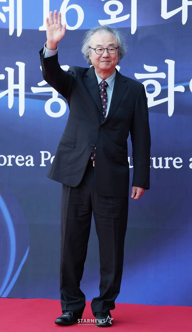 배우 정동환이 23일 서울 중구 국립극장 해오름극장에서 진행된 '제16회 대한민국 대중문화예술상' 레드카펫에 참석해 포즈를 취하고 있다. /2025.10.23 /사진=김휘선 hwijpg@