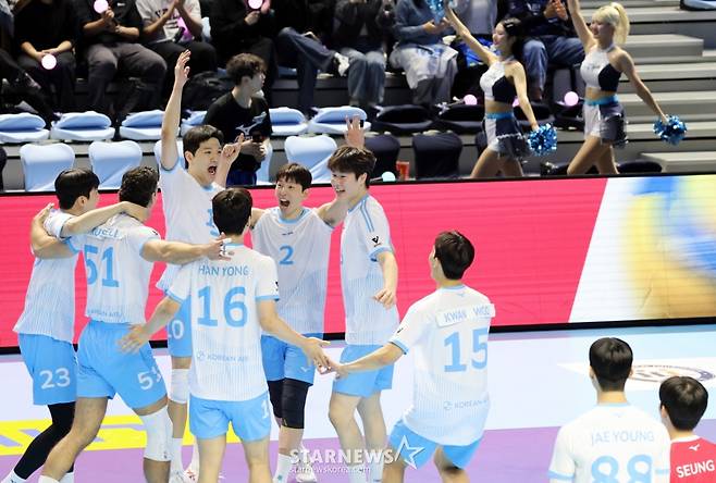 [한번에쓱]한전 3-1로 따돌리며 '승리자축하는 대한항공 선수들'