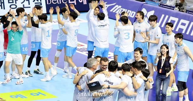 [한번에쓱]한전 3-1로 따돌리며 '승리자축하는 대한항공 선수들'