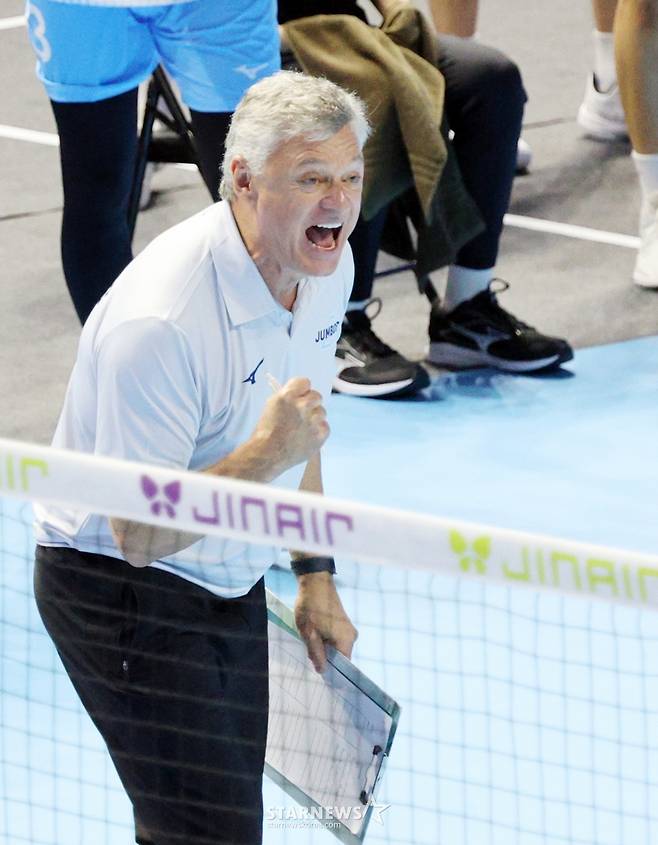 [한번에쓱]한전 3-1로 따돌리며 '승리자축하는 대한항공 선수들'