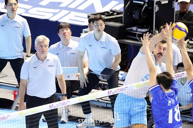 [한번에쓱]한전 3-1로 따돌리며 '승리자축하는 대한항공 선수들'