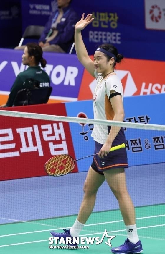 지난달 코리아오픈 여자 단식 32강 카루파테반 레차나(말레이시아·37위)와 경기가 끝난 뒤 안세영이 팬들을 향해 손을 흔들고 있다. /사진=김진경 대기자