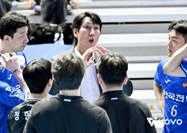 권영민 한국전력 감독(가운데)이 23일 대한항공전 타임을 부르고 선수들에게 지시를 내리고 있다. /사진=KOVO 제공