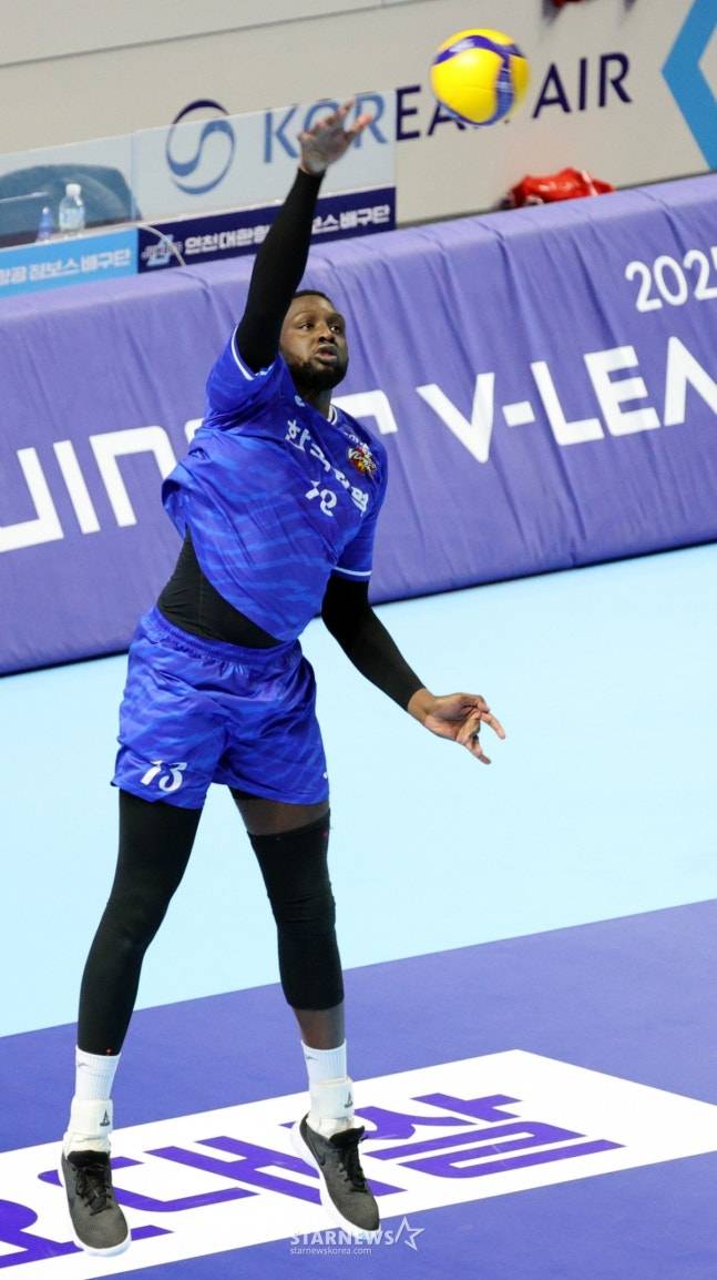 스파이크 서브를 넣고 있는 한국전력 외국인 선수 베논. /사진=강영조 선임기자