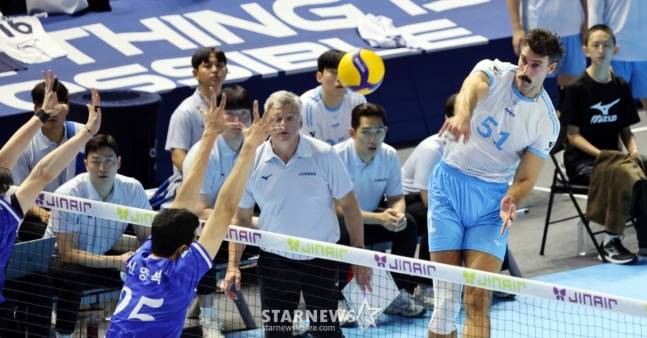 높은 타점에서 공격을 구사하는 러셀(오른쪽). /사진=강영조 선임기자