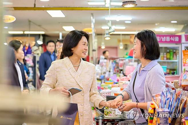 김혜경 여사, 금호행복시장 방문 (서울=연합뉴스) 이재명 대통령 부인 김혜경 여사가 22일 경기 성남시 금호행복시장을 찾아 물건을 구매하며 시민과 이야기하고 있다. 2025.10.22 [대통령실 제공. 재판매 및 DB 금지] photo@yna.co.kr