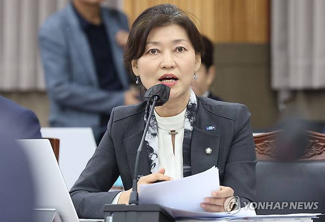 강경숙 의원 국감 질의 (창원=연합뉴스) 김동민 기자 = 조국혁신당 강경숙 의원이 23일 경남 창원시 경남도교육청 2층 강당에서 열린 국회 교육위원회의 부산대·부산대병원·부산대치과병원·경상국립대·경상국립대병원 국정감사에서 질의하고 있다. 2025.10.23 image@yna.co.kr