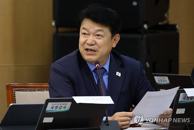 질의하는 복기왕 의원 (대전=연합뉴스) 강수환 기자 = 21일 대전 국가철도공단 본사에서 열린 국회 국토교통위원회의 한국철도공사(코레일)·국가철도공단·에스알(SR)에 대한 국정감사에서 더불어민주당 복 기왕 의원이 질의하고 있다. 2025.10.21 swan@yna.co.kr