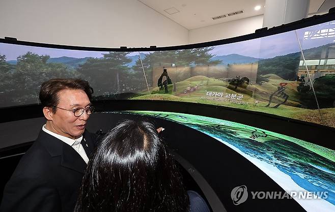 APEC 정상회의 경제 전시장, '첨단산업비전라운지' 둘러보는 김 총리 (경주=연합뉴스) 배재만 기자 = 김민석 국무총리가 23일 경상북도 경주시 엑스포공원에 마련된 APEC 정상회의 경제 전시장을 방문, 첨단산업비전라운지를 둘러보고 있다. 2025.10.23 scoop@yna.co.kr