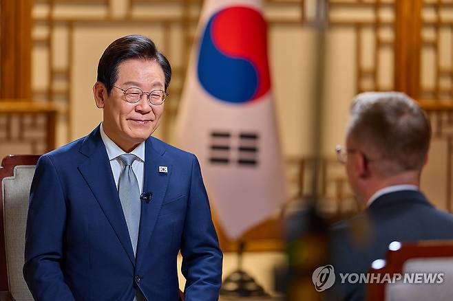 CNN과 인터뷰하는 이재명 대통령 (서울=연합뉴스) 이재명 대통령이 22일 용산 대통령실 자유홀에서 CNN과 인터뷰를 하고 있다. 2025.10.23 [대통령실 제공. 재판매 및 DB 금지] photo@yna.co.kr