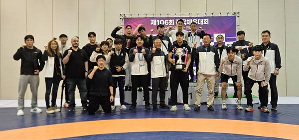 경기도가 제106회 전국체육대회에서 종합우승 4연패를 달성했다. 사진은 종목 2연패를 이룬 경기도레슬링 선수 및 임원들이 종목우승컵을 들고 환호하고 있다. /경기도레슬링협회 제공