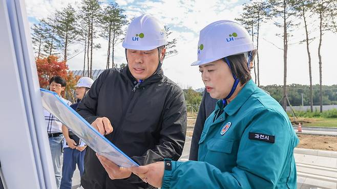신계용 과천시장이 지식정보타운 내 공원과 하천 조성 공사 현장을 점검하고 있다. 사진=과천시