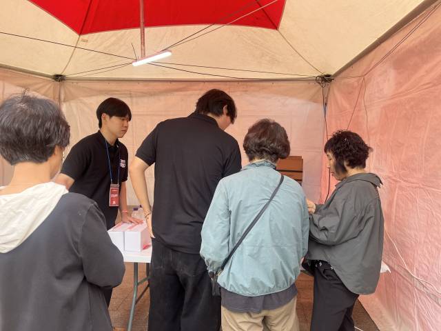 축제를 찾은 이들이 키오스크 조작에 어려움을 겪고 있는 모습. 정두나 기자.