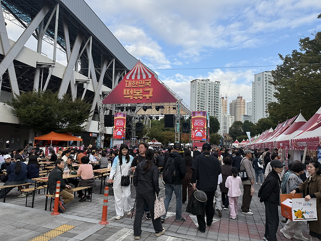 ▲ 제5회 떡볶이 페스티벌 첫날인 24일 대구 북구 iM뱅크파크 인근 행사장에 수많은 시민이 방문했다. 이유경 기자