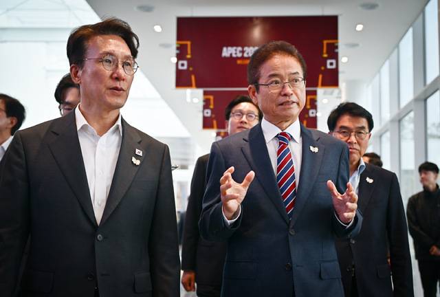 김민석 국무총리와 이철우 경북도지사가 23일 2025 APEC 정상회의 주요 시설들을 최종 점검하며 대화를 하고 있다. 경북도 제공.