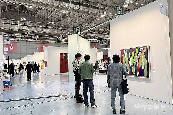 평일 점심시간 직후임에도 불구하고 많은 방문객들이 아트 광주의 부스를 둘러보고 있다.김혜진기자 hj@mdilbo.com