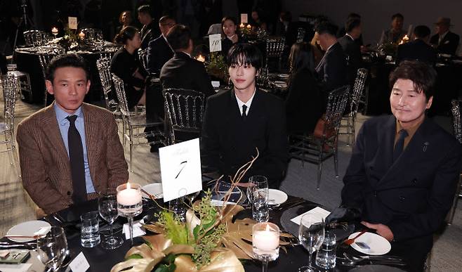 배우 황정민(왼쪽부터), 안효섭, 송강호가 23일 서울 강덕구 고덕동 스테이지28에서 열린 제15회 아름다운예술인상 시상식에 참석해 자리하고 있다.(사진=뉴스1)