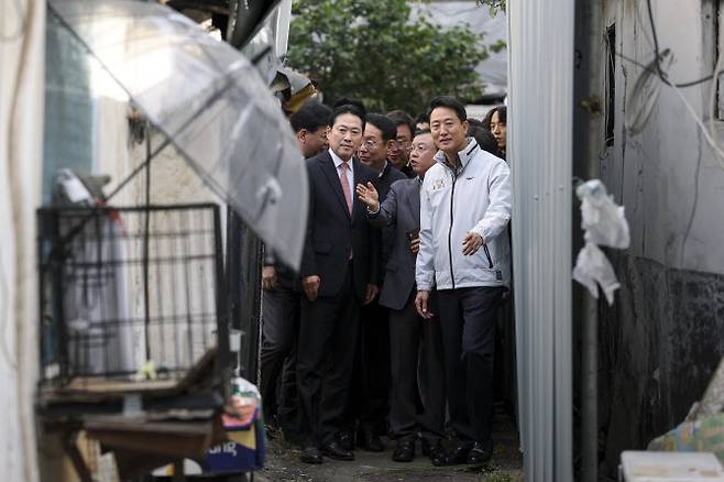 국민의힘 장동혁 대표와 송언석 원내대표(왼쪽), 오세훈 서울시장(오른쪽)이 24일 서울 노원구 상계동에서 열린 서울특별시 부동산 대책 현장회의를 하기 위해 이동하고 있다. (사진 = 공동취재단)