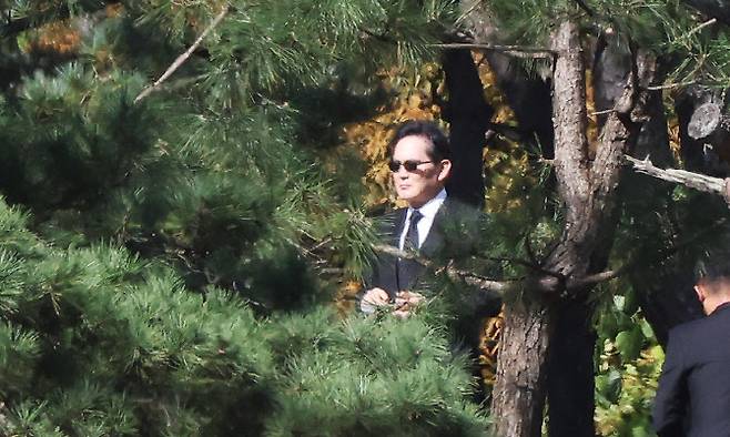 이재용 삼성전자 회장이 24일 경기도 수원시 선영에서 열린 고 이건희 삼성그룹 회장 5주기 추도식에 참석해 있다.(사진=연합뉴스)