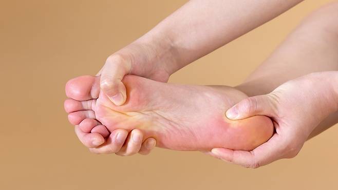 족저근막염 외에도 다양한 원인으로 발바닥 통증이 생길 수 있다｜출처: 클립아트코리아