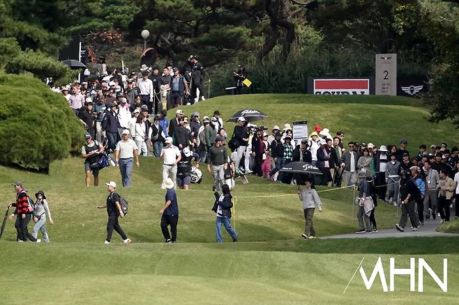 23일 열린 제네시스 챔피언십 1라운드에서 선수와 갤러리가 코스를 이동하고 있다.