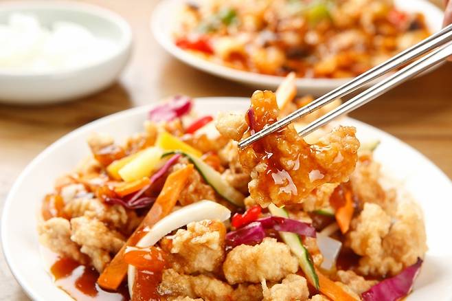 기름진 야식을 자주 먹으면 인슐린과 소화액을 분비하는 췌장에 과부하가 걸릴 수 있다. 사진=게티이미지뱅크